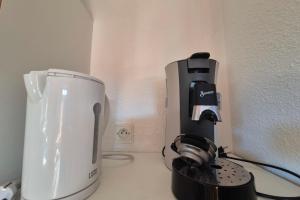 eine Kaffeemaschine und einen Mixer auf der Theke in der Unterkunft Appartement 4 personnes au pied des pistes in Les Déserts + 18 Fotos