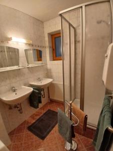 Et badeværelse på Enzianhütte Gerlitzen Kanzelhöhe