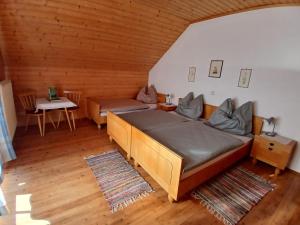 En eller flere senge i et værelse på Enzianhütte Gerlitzen Kanzelhöhe