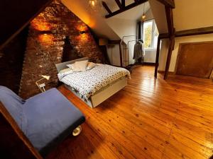 ein Schlafzimmer mit einem Bett und einer Ziegelwand in der Unterkunft "Ivyholme" Superb Premium House in Central Durham Location in Durham