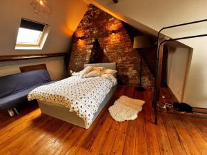 ein Schlafzimmer mit einem Bett und einer Ziegelwand in der Unterkunft "Ivyholme" Superb Premium House in Central Durham Location in Durham + 13 Fotos