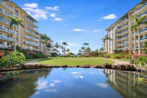 Una vista de un complejo de apartamentos con un estanque. en Honua Kai K1024 · HK K1024 Kaanapali Beach Condo Resort Living R, en Lahaina