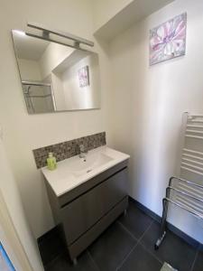 Koupelna v ubytování Appartement en plein centre de la Bourboule avec parking privé