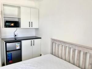 Η κουζίνα ή μικρή κουζίνα στο Sleep-on-Lily Guesthouse