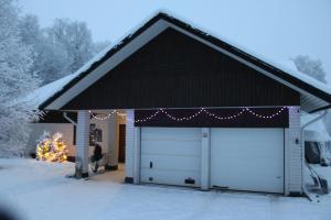 Atmospheric house on riverbank v zimě