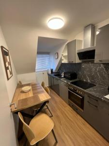 Kuchyň nebo kuchyňský kout v ubytování Appartment Haus Rothenhaus Hamburg