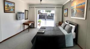 Μια τηλεόραση ή/και κέντρο ψυχαγωγίας στο Sleep-on-Lily Guesthouse