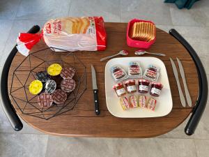 une table avec une assiette de nourriture sur une table dans l'établissement Le Petit Larmet, à Besançon