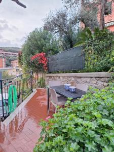 d'une terrasse avec une table et des chaises dans le jardin. dans l'établissement La vela latina, à Lerici 2 autres photos