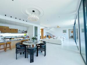 een keuken en woonkamer met een tafel en stoelen bij Mountain Top Villa in Bophut 