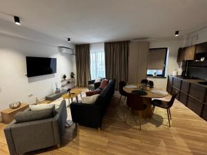 Μια τηλεόραση ή/και κέντρο ψυχαγωγίας στο District Deluxe