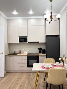 Köök või kööginurk majutusasutuses Современная и уютная евродвушка в районе Хан Шатыра