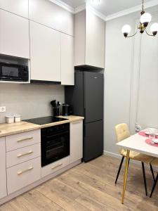 Köök või kööginurk majutusasutuses Современная и уютная евродвушка в районе Хан Шатыра