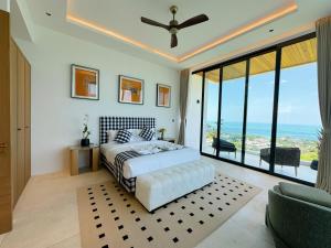 een slaapkamer met een bed en uitzicht op de oceaan bij Mountain Top Villa in Bophut  +32 foto's