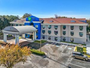un parking vide devant un hôtel dans l'établissement Holiday Inn Express & Suites Jacksonville - Atlantic Beach by IHG, à Jacksonville