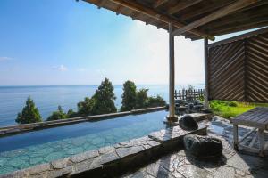 una piscina con vista al mar en Umiakari, en Himi