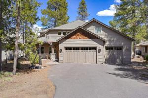 a house with a garage with a driveway at 5 Vine Maple in Sunriver