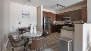 eine Küche mit Tisch und Stühlen in einem Zimmer in der Unterkunft Landing Apartments New Braunfels - Cedar Park in Gruene