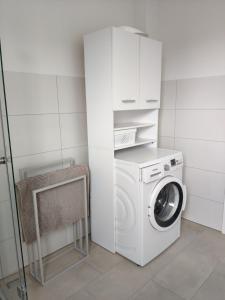 een wasmachine en droger in een kleine kamer met bij NaturZeit in Brunkensen in Brunkensen +7 foto's