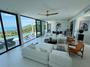 een woonkamer met witte meubels en grote ramen bij Mountain Top Villa in Bophut 