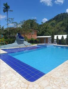 Una gran piscina con azulejos azules. en El Roble, en San Carlos 7 fotos más