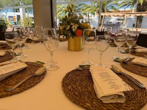 a table with wine glasses and napkins on it at Posada de Jose Mª El Tempranillo in Alameda