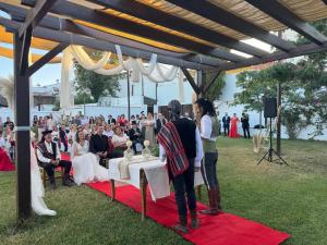a bride and groom standing at a table in front of a crowd at Posada de Jose Mª El Tempranillo in Alameda +29 photos