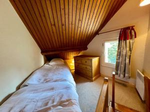 une petite chambre avec un lit et une fenêtre dans l'établissement Triplex 8 people 4 bedrooms, à Saint-Chaffrey