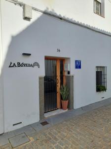 a white building with a door on the side of it at La bóveda in Zafra