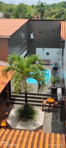 una palma su un balcone con piscina di Kitnet a Itaparica