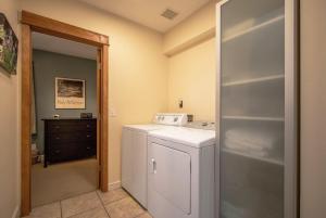 eine Waschküche mit Waschmaschine und Trockner in der Unterkunft Hazel House 30 day minimum in Hood River + 23 Fotos