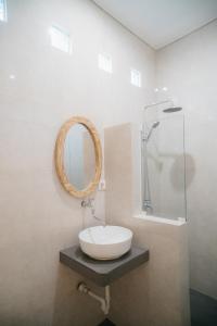 Ένα μπάνιο στο Adijaya Room 1 +10 φωτογραφίες