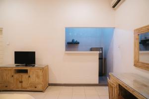 Μια τηλεόραση ή/και κέντρο ψυχαγωγίας στο Adijaya Room 1