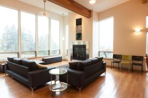 un soggiorno con due divani e un camino di Mountain House a Mount Hood