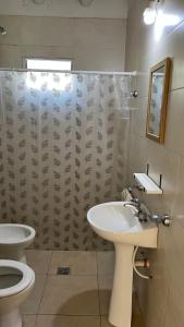 een badkamer met een wastafel, een toilet en een douche bij Cabañas Vista andes in Ciudad Lujan de Cuyo