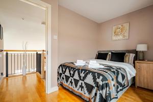 Postel nebo postele na pokoji v ubytování Great Value Luxury Apt in Belfast City Centre with parking