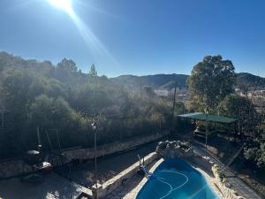 Nespecifikovaný výhled na hory nebo výhled na hory při pohledu z penzionu