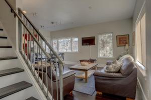 ein Wohnzimmer mit Sofa und Tisch in der Unterkunft Surf's Up 30 Day Minimum in Hood River