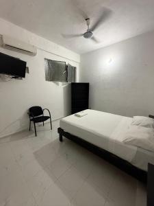 Una cama o camas en una habitación de Hotel Colonial San Carlos 4 fotos más