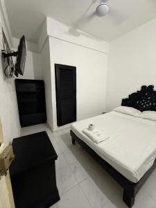 Una cama o camas en una habitación de Hotel Colonial San Carlos