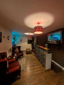een woonkamer met banken en een bar bij Benny's Hideout - City Centre - Parking - 2BR in Belfast