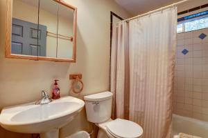 Koupelna v ubytování Huckleberry Cottage + 35 fotografií