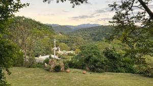 Elle offre une vue sur une cour avec des montagnes en arrière-plan. dans l'établissement "Kalula" Casa de Campo en Raco, à Siambón