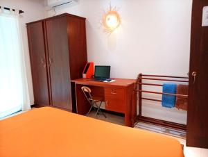 - une chambre avec un bureau et un ordinateur portable dans l'établissement Happy Three Holiday Homes, à Hikkaduwa