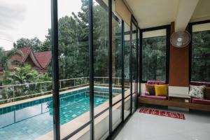 Swimmingpoolen hos eller tæt på Baan Mangorn The Vila