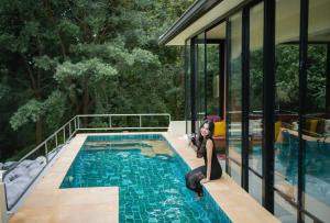 Swimmingpoolen hos eller tæt på Baan Mangorn The Vila + 24 billeder