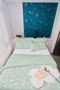 基多Studio Harmony in La Carolina and Wet Areas的卧室里有一张床，床上放着两条毛巾。