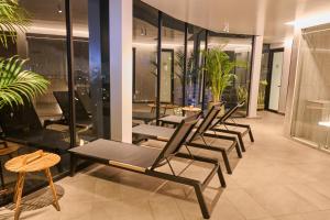 キトにあるStudio Harmony in La Carolina and Wet Areasの窓のある部屋の椅子とテーブル