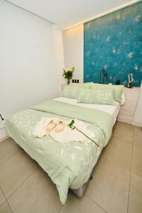 キトにあるStudio Harmony in La Carolina and Wet Areasのベッドが2つあり、壁に絵が飾られた寝室