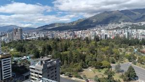 キトにあるStudio Harmony in La Carolina and Wet Areasの建物や山々のある街並み